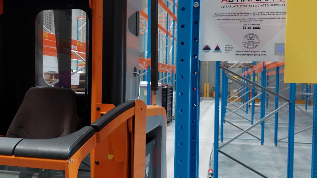 Gros plan sur l'intérieur d'un chariot élévateur VNA
